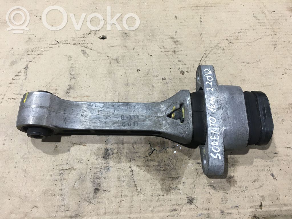 KIA Sorento Engine mount bracket 