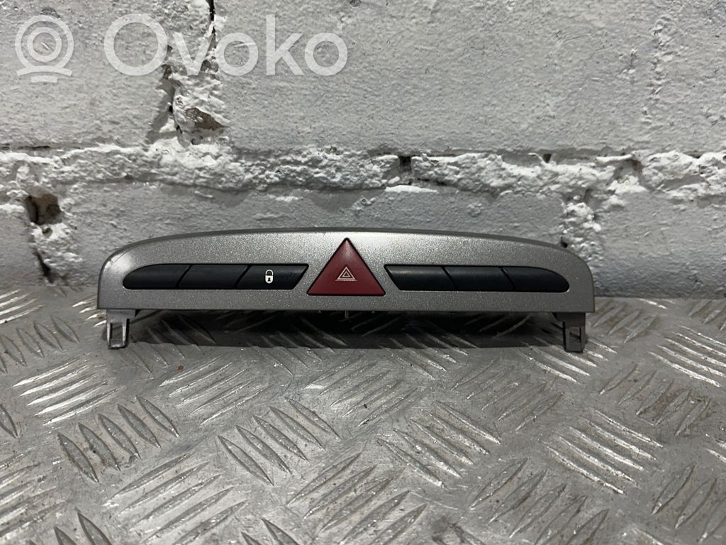 Peugeot 308 Hazard light switch 