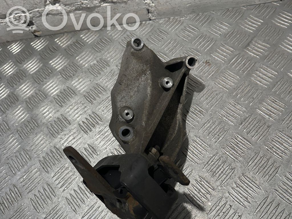 Volkswagen Amarok Engine mount bracket 