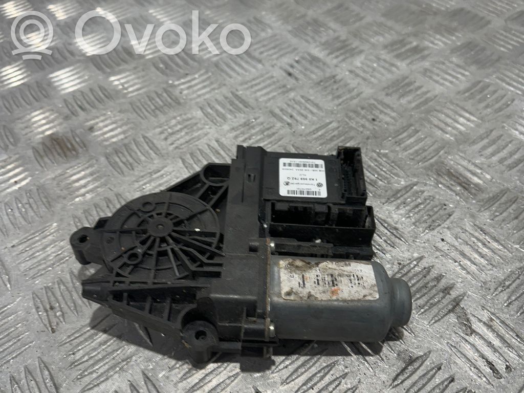 Volkswagen Touran I Front door window regulator motor 
