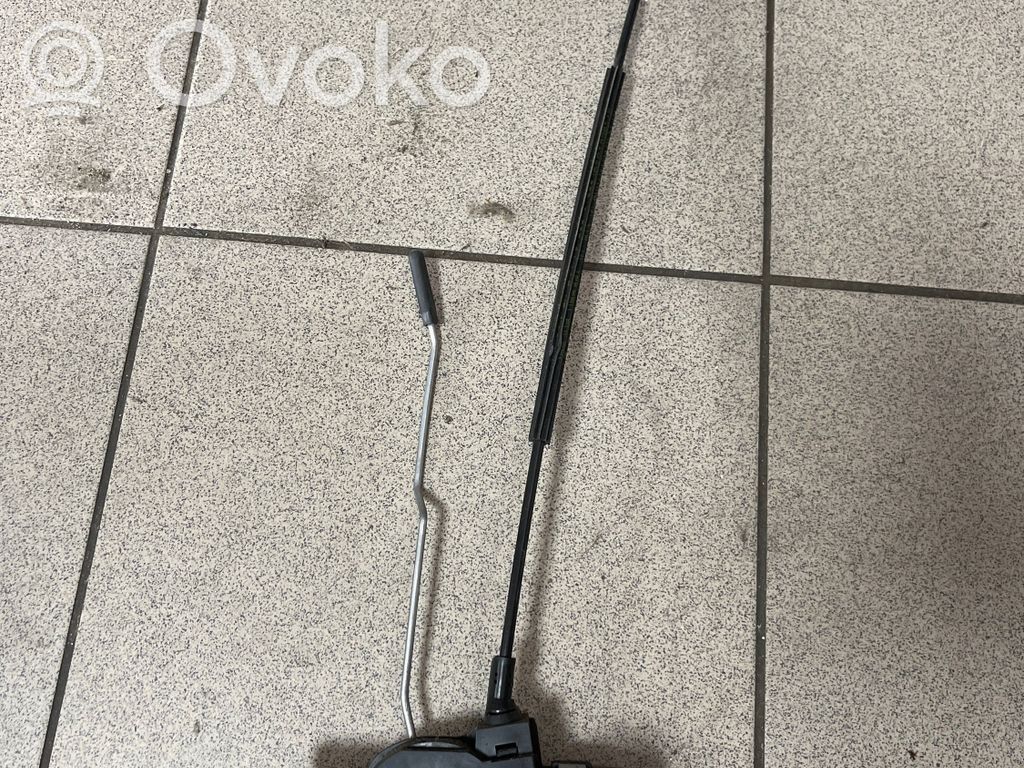 Opel Astra J Rear door lock 
