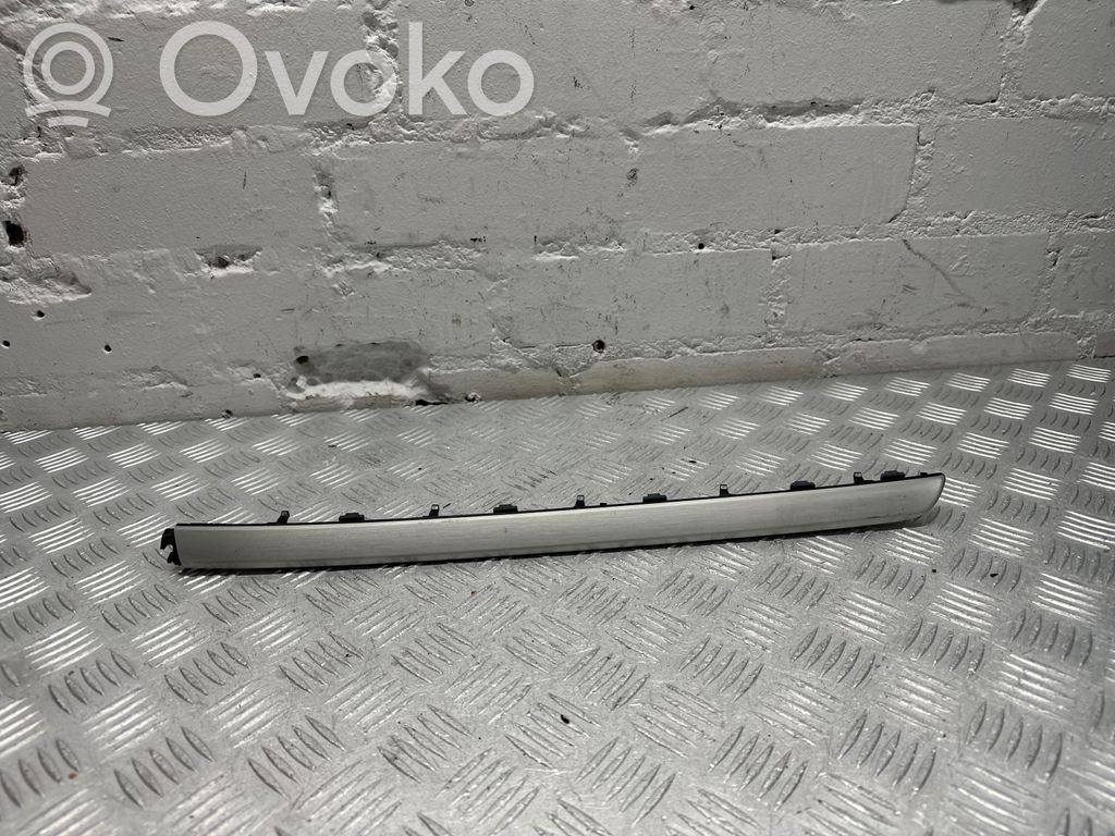 Audi A3 S3 8V Kojelaudan hansikaslokeron lista 