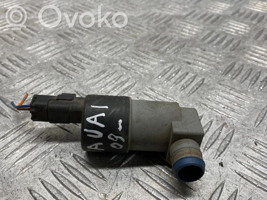 Nissan Navara D40 Windscreen/windshield washer pump 