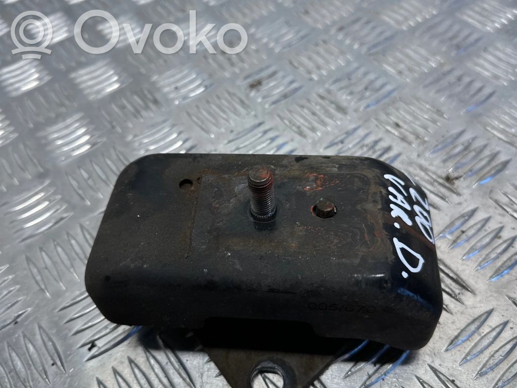 Mitsubishi L200 Engine mount bracket 