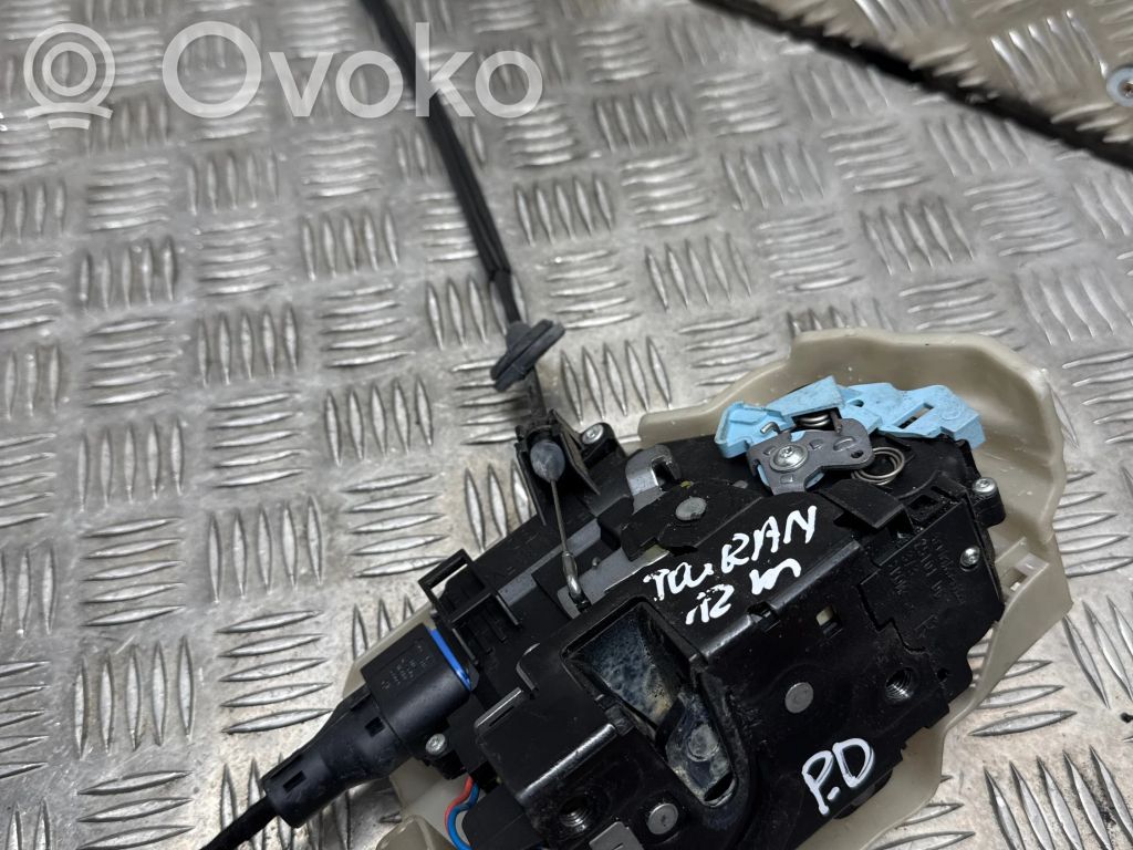 Volkswagen Touran II Front door lock 