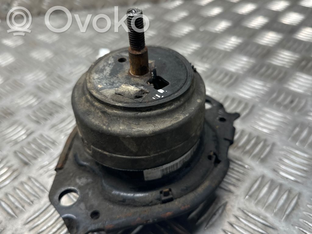 Jeep Grand Cherokee Engine mount bracket 