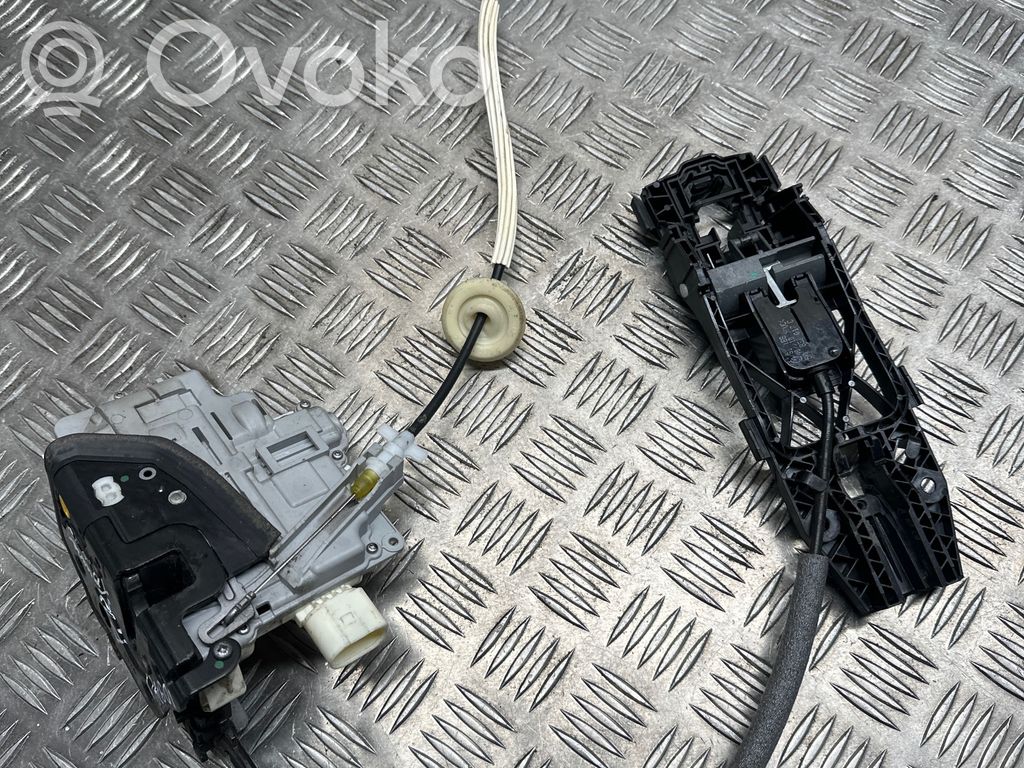 Volkswagen Touareg II Front door lock 