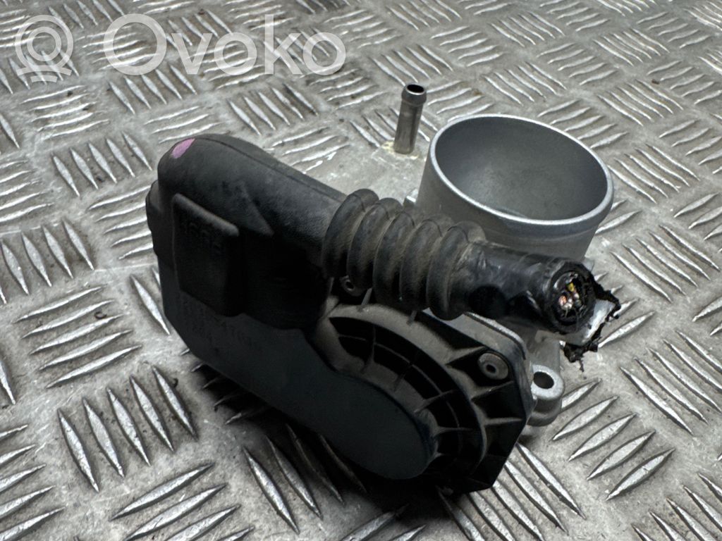 Toyota Yaris Дроссельная заслонка 