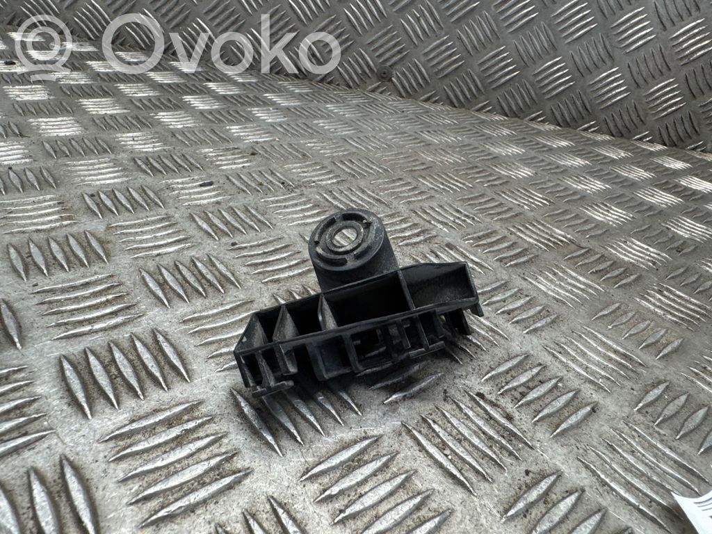 Toyota Auris E180 Takapuskurin kannake