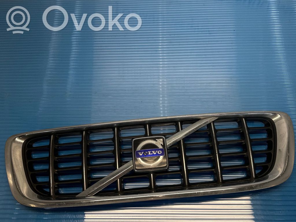 Volvo V70 Etupuskurin ylempi jäähdytinsäleikkö 