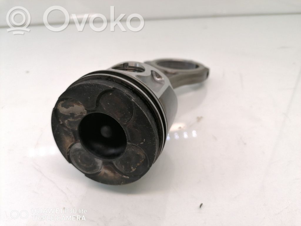 Volkswagen PASSAT B5.5 Piston with connecting rod 