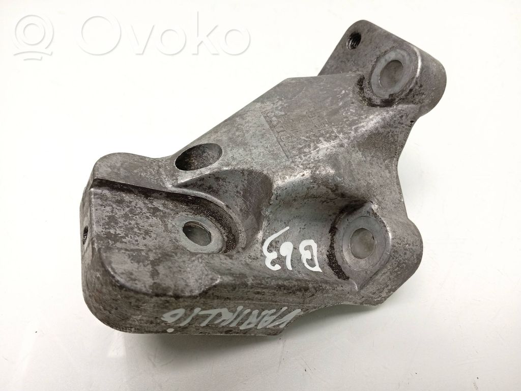 Volvo XC70 Engine mounting bracket 
