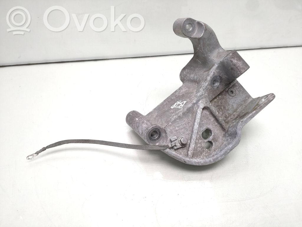 Volvo V40 Engine mounting bracket 