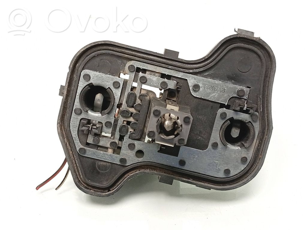Volkswagen Golf V Takavalon polttimon suojan pidike