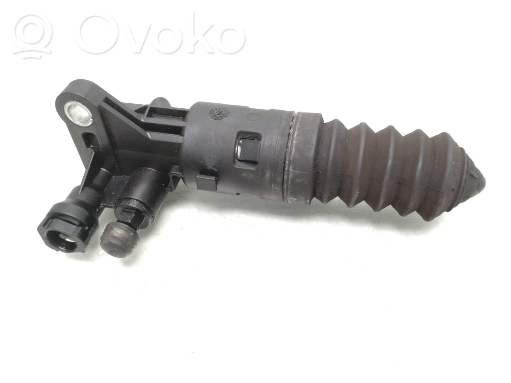 Audi A4 S4 B7 8E 8H Kytkimen apusylinteri 