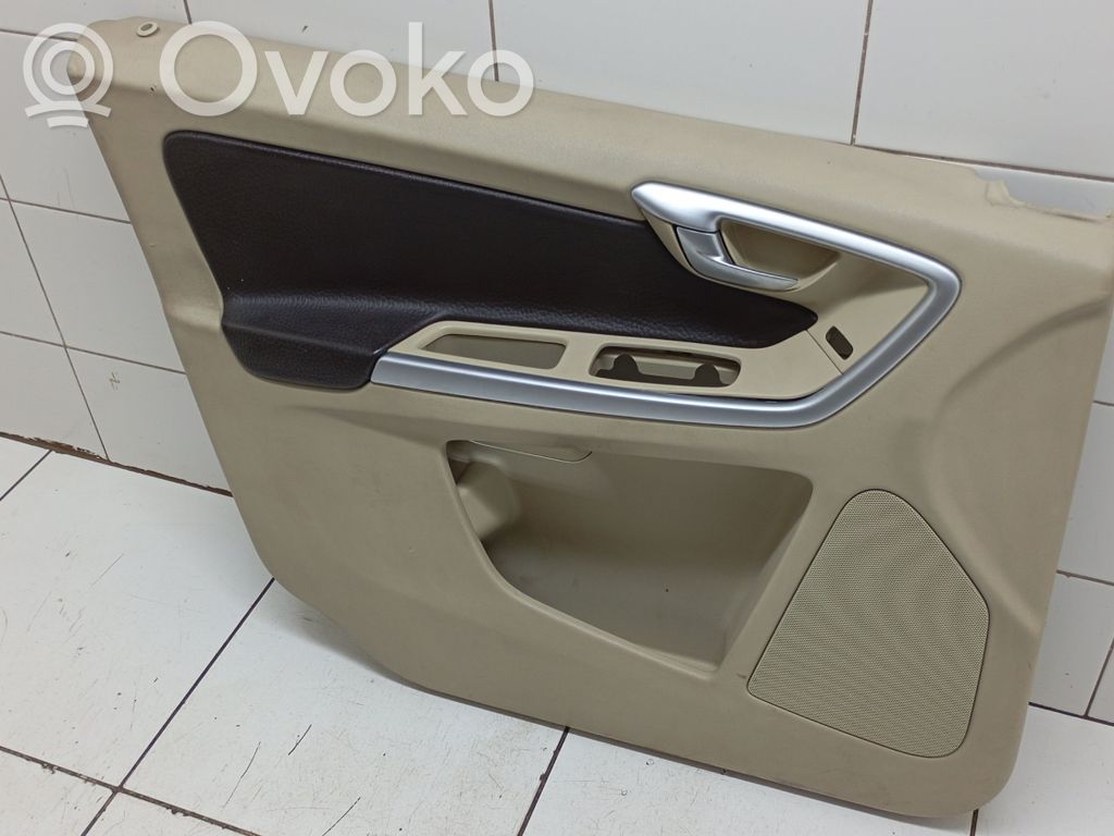 Volvo XC60 Revestimiento de puerta delantera 