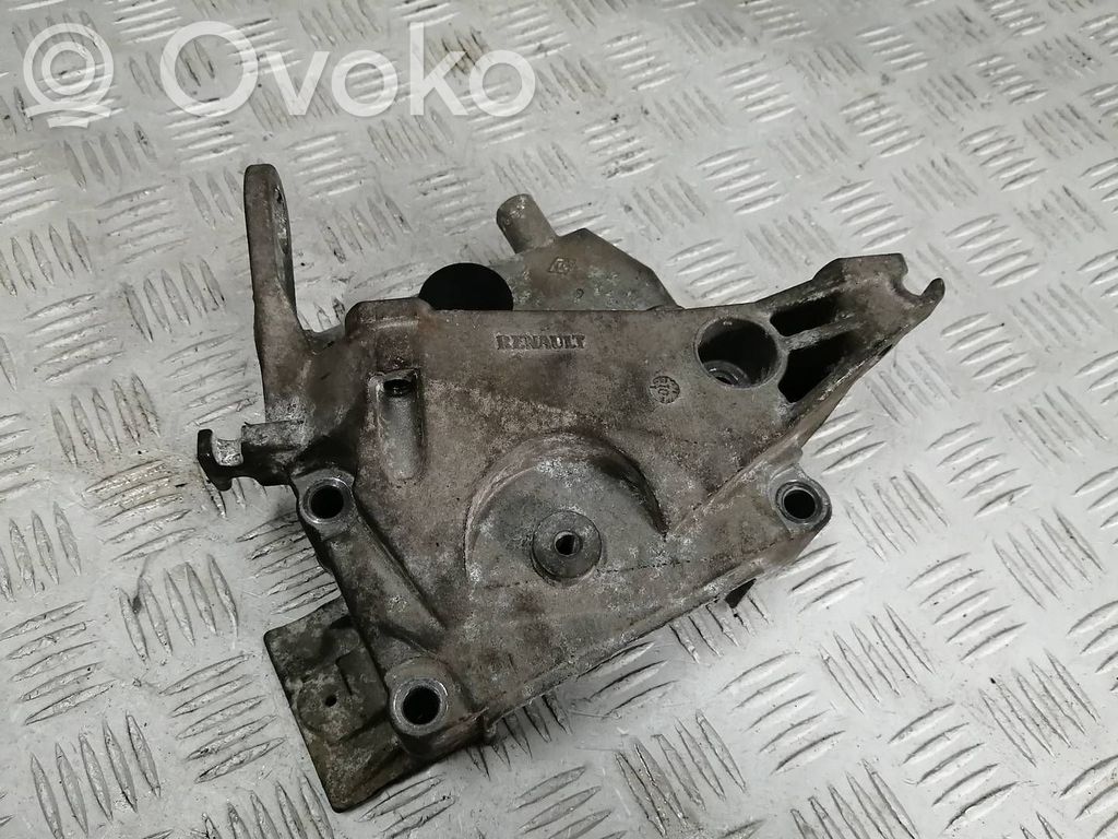 Engine mounting bracket   8200059788