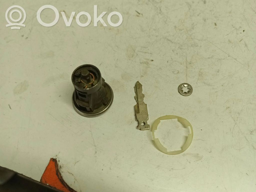Peugeot 206 Etuoven lukko (kahvan vieressä) 