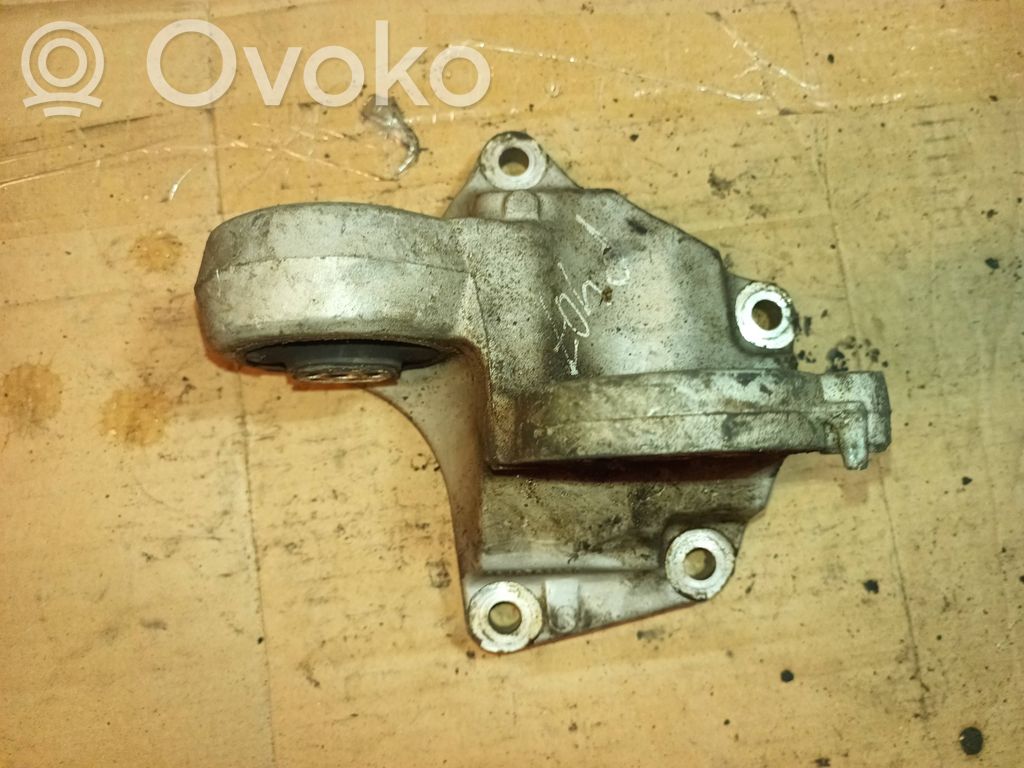 Peugeot 407 Engine mounting bracket 