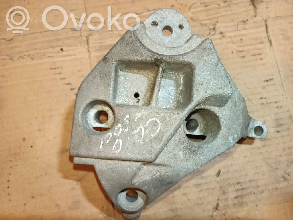 Renault Kangoo I Engine mounting bracket 