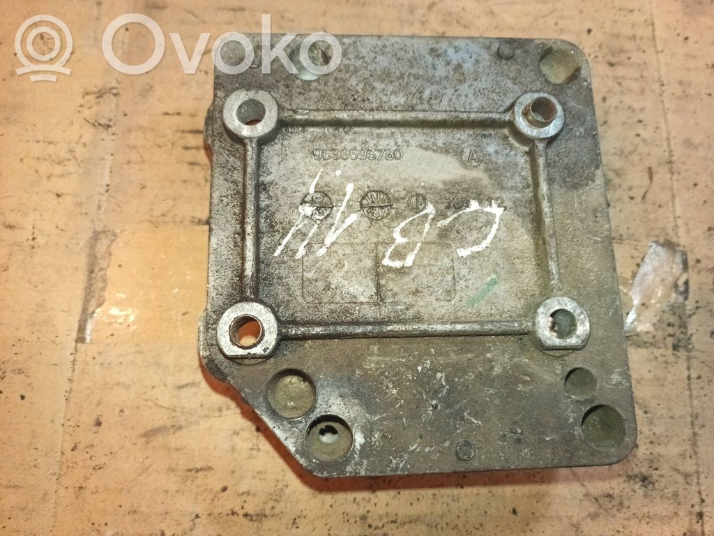 Peugeot 206 Engine mounting bracket 