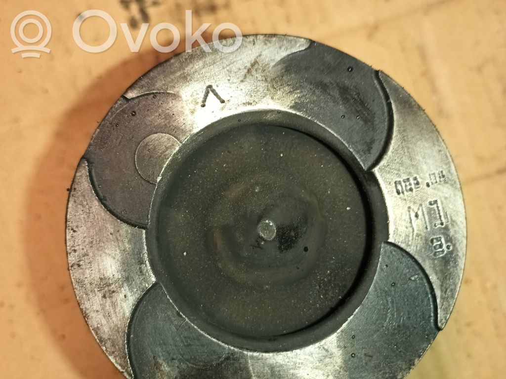 Renault Master II Piston 