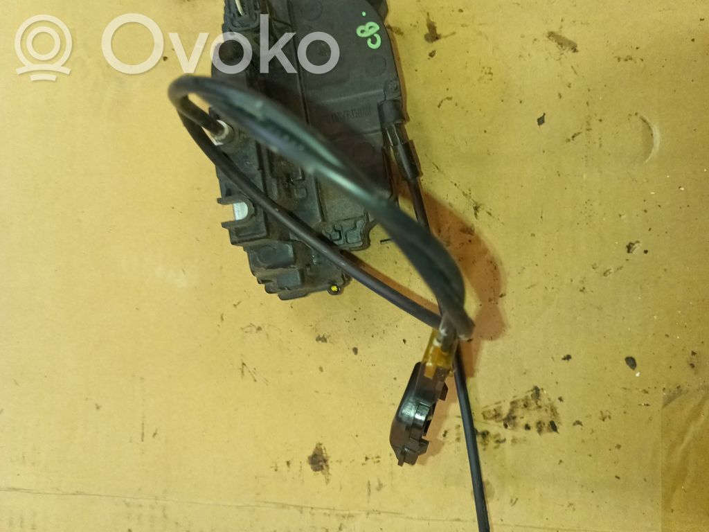 Renault Clio III Priekšpusē slēdzene 