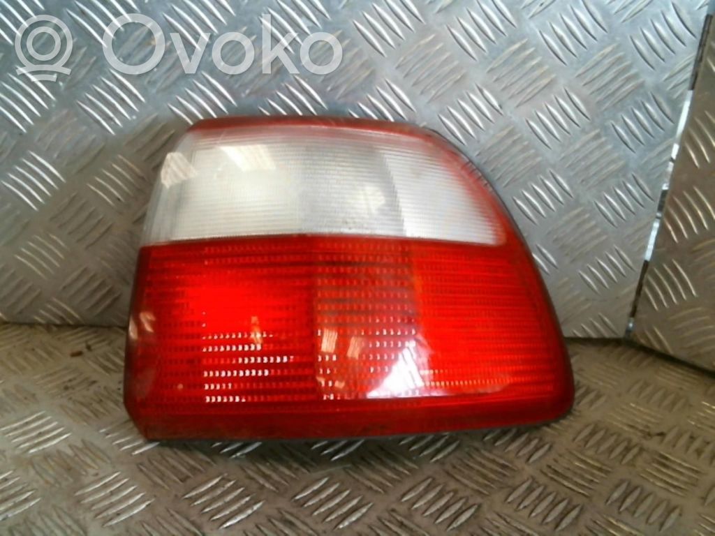 Opel Omega B1 Aizmugurējais lukturis virsbūvē 