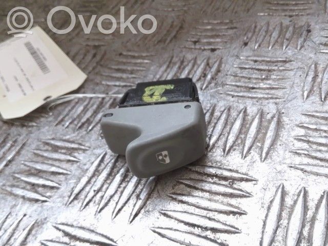 Renault Twingo I Electric window control switch 
