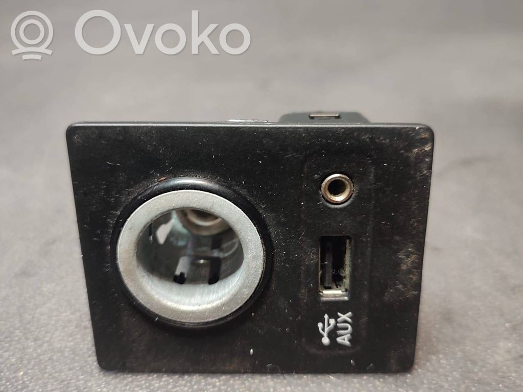 Volkswagen PASSAT B8 Gniazdo / Złącze USB 