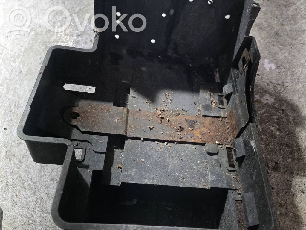 Ford Focus Akkulaatikon alusta 