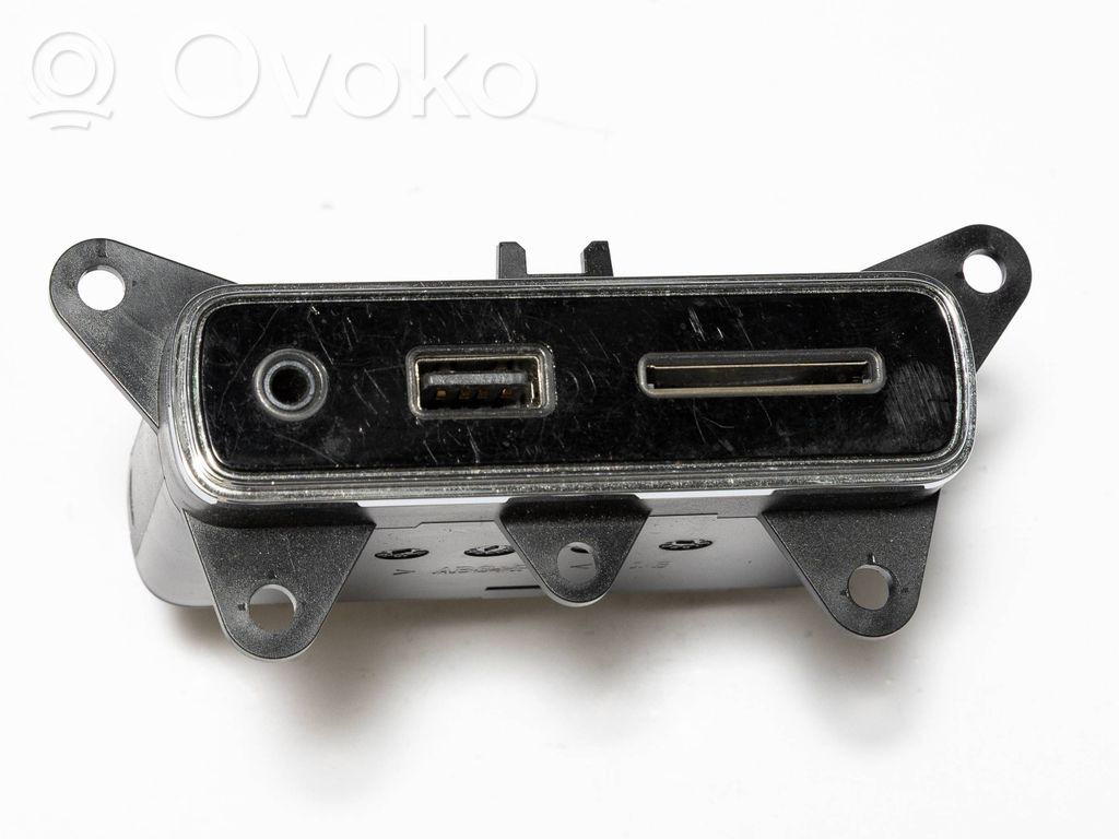 Enchufe conector USB   68258696AA