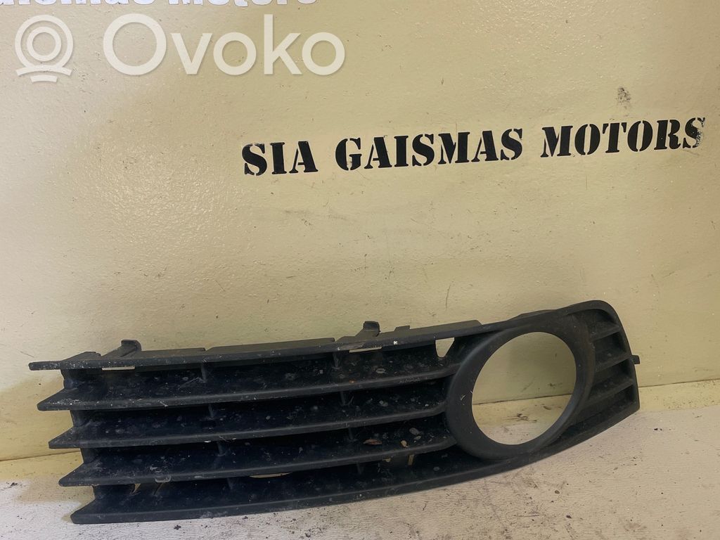 Audi A4 S4 B6 8E 8H Priekšējais režģis 