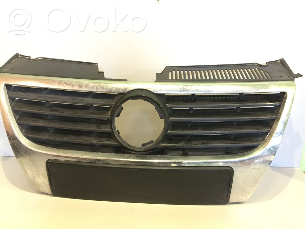 Volkswagen PASSAT B6 Etupuskurin ylempi jäähdytinsäleikkö 