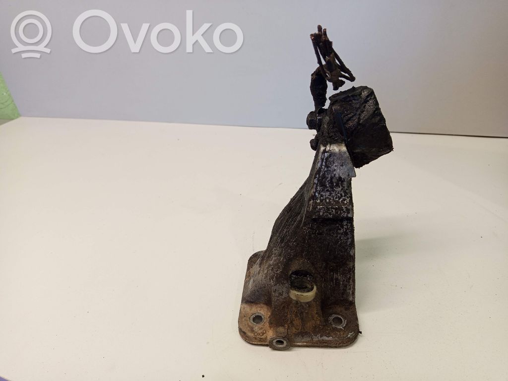 BMW 5 E34 Engine mounting bracket 