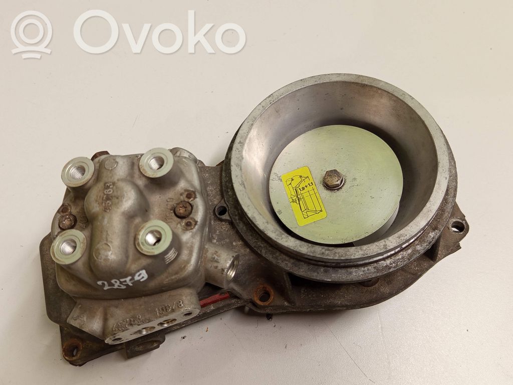 Audi 80 90 S2 B4 Fuel distributor 