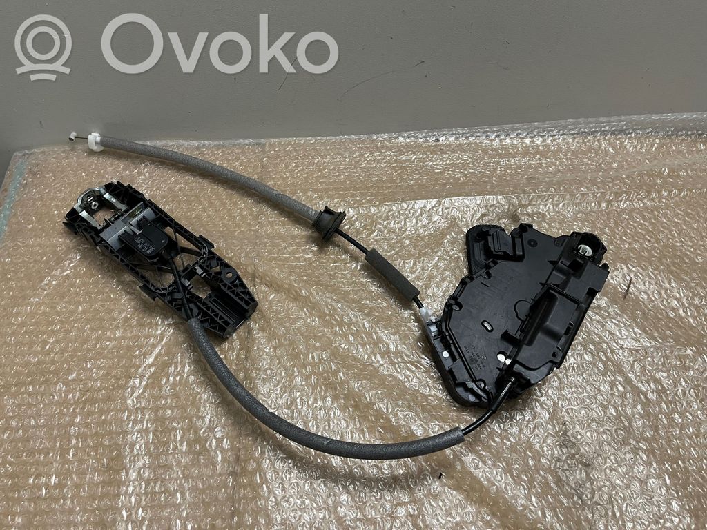 Priekšpusē slēdzene   745310180,8V0837885
