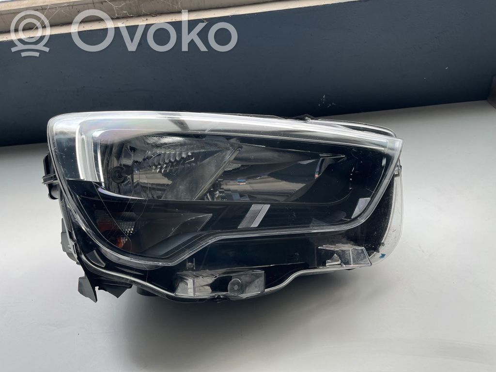 Opel Combo E Priekinis žibintas 