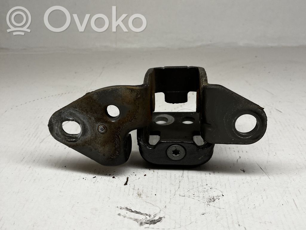 Priekšpusē augšējā vira (eņģe)   643AC