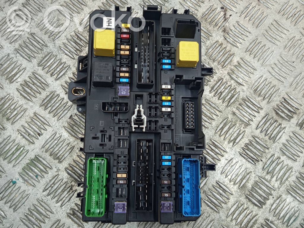 Opel Astra H Ramka / Moduł bezpieczników 