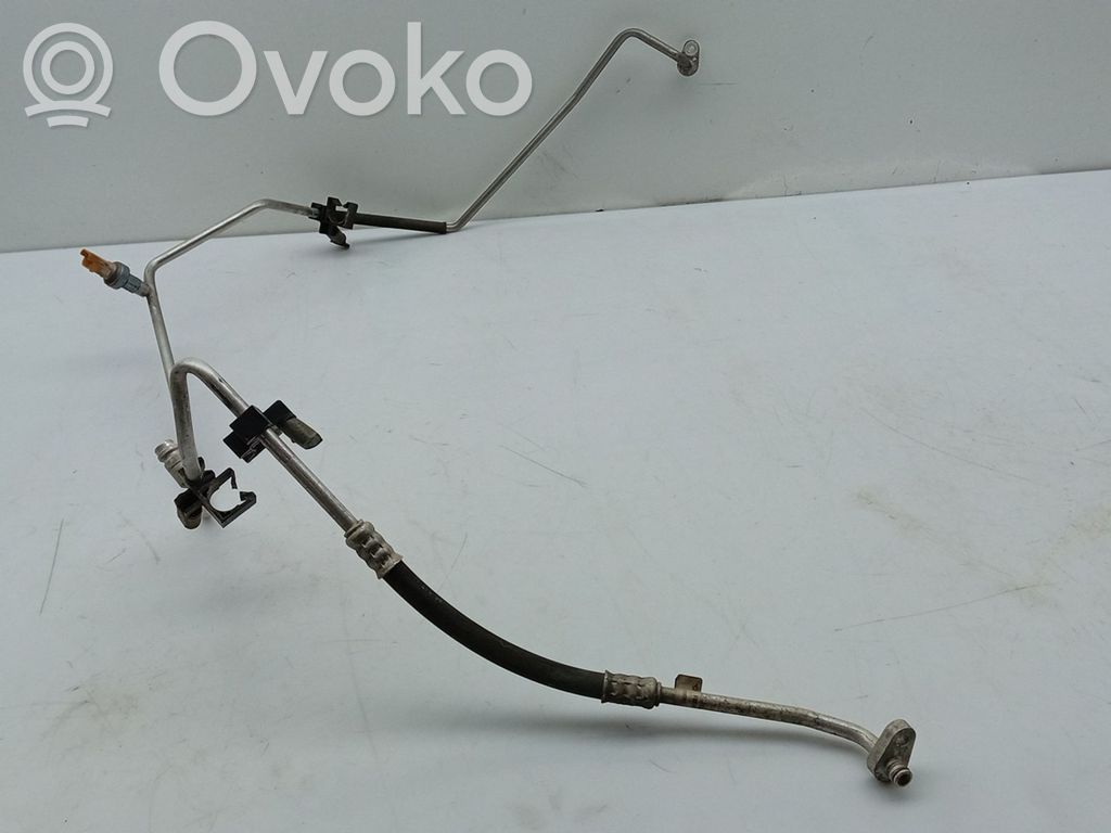 Ilmastointilaitteen putki (A/C)   F80245