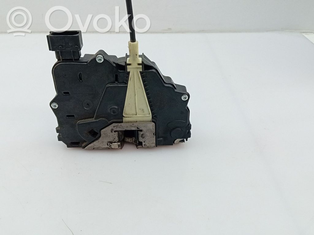 Opel Corsa E Priekinė durų spyna 