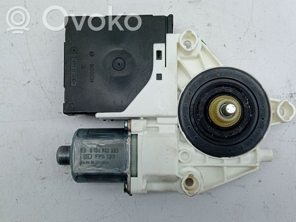 Motor del regulador de la ventanilla de la puerta delantera   1K5837402AH