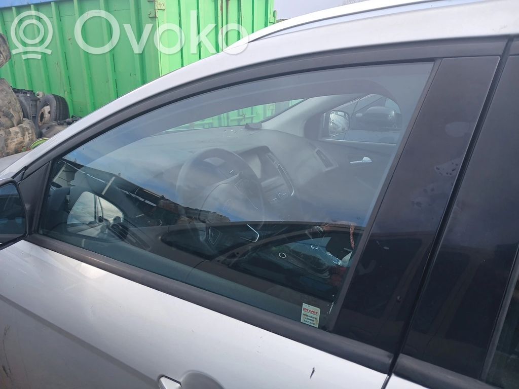 Ford Focus priekšējo durvju stikls (četrdurvju mašīnai) 