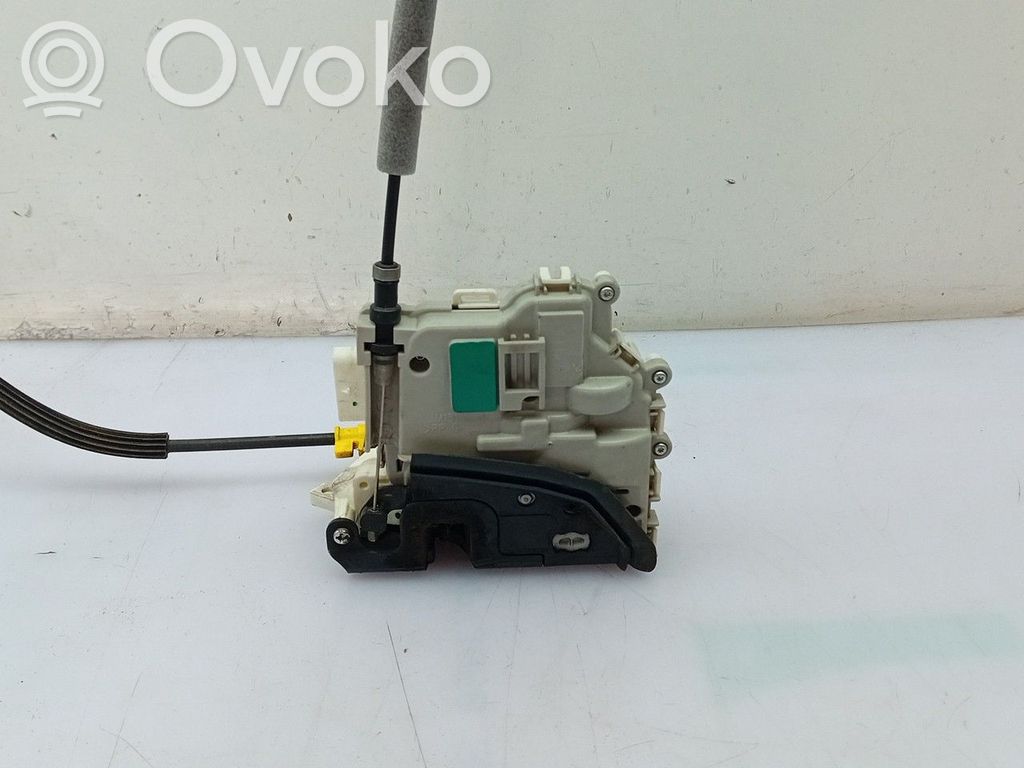 Priekšpusē slēdzene   8X1837016C,8KD837016C,8KD837016H,8X1837016A,8X1837016C