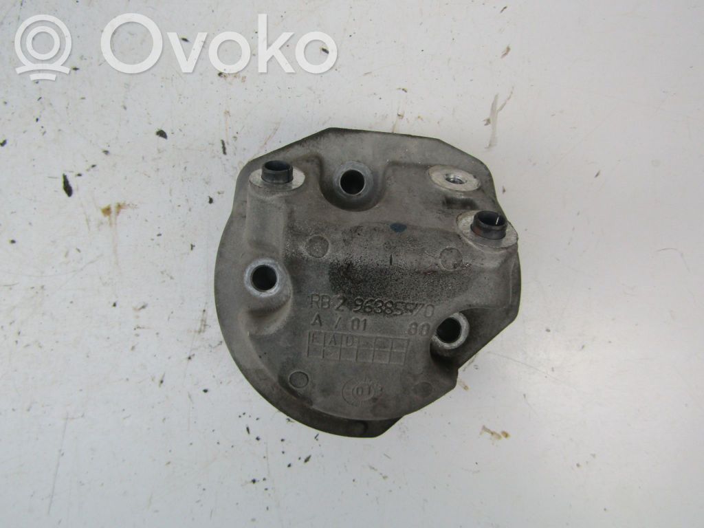 Peugeot 206 CC Engine mounting bracket 