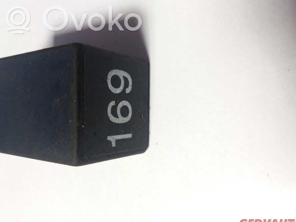 Volkswagen PASSAT B5 Other relay 