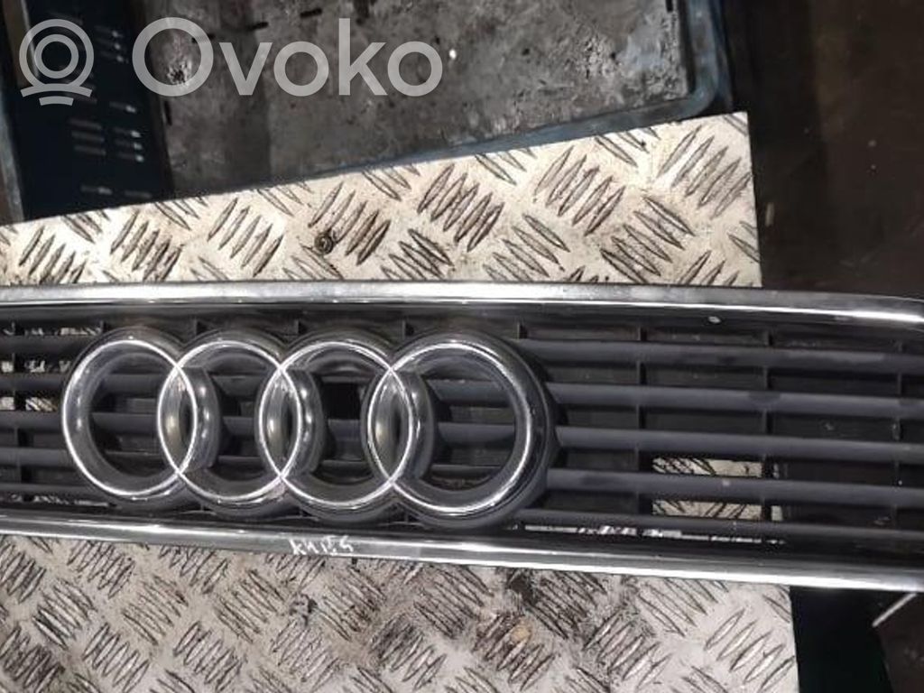 Audi A4 S4 B5 8D Etupuskurin ylempi jäähdytinsäleikkö 