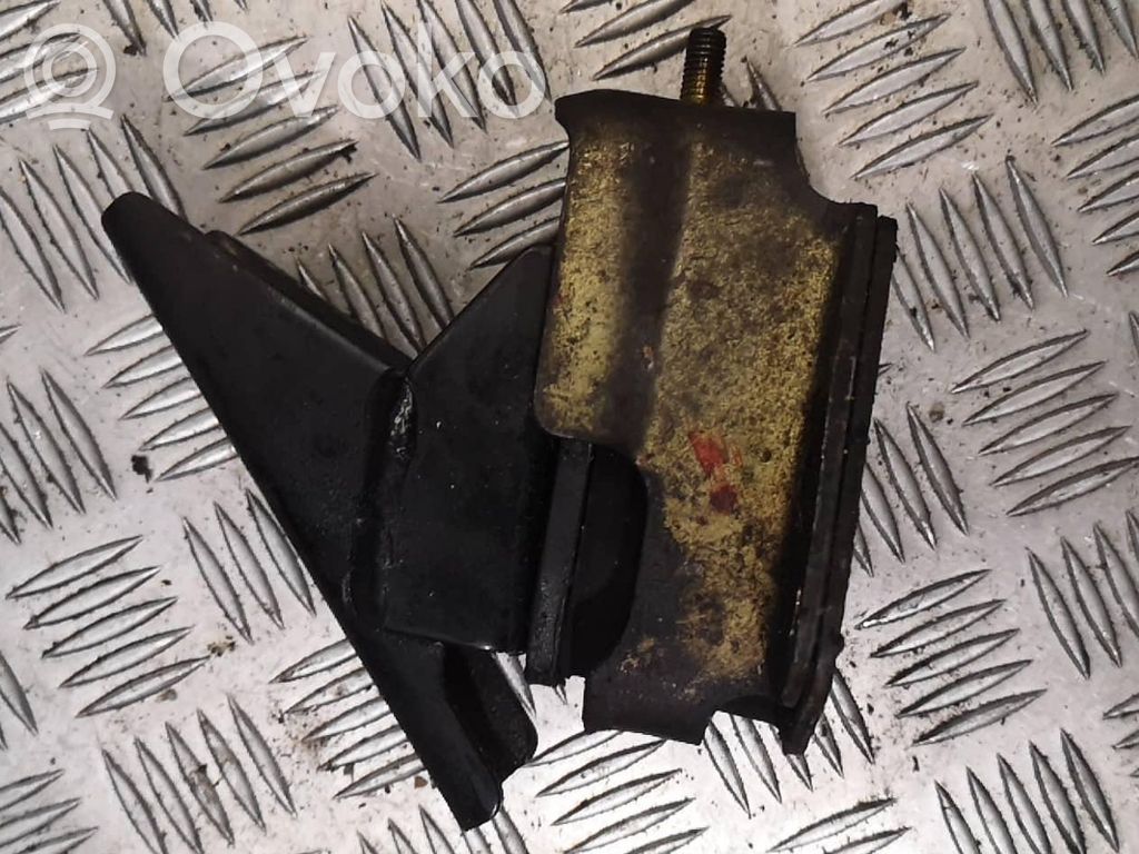 Mitsubishi Pajero Sport I Engine mount bracket 