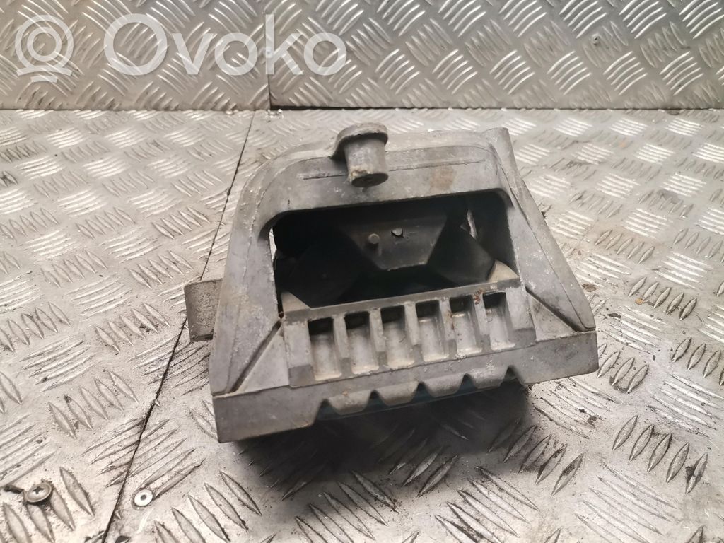 Volkswagen PASSAT B6 Engine mount bracket 